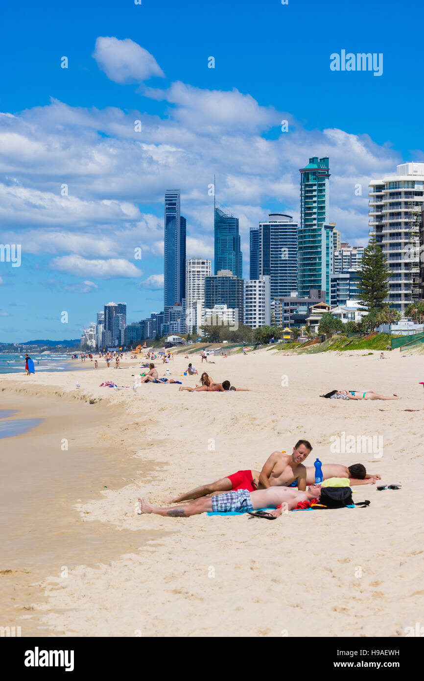 La plage de Gold Coast et gratte-ciel Banque D'Images