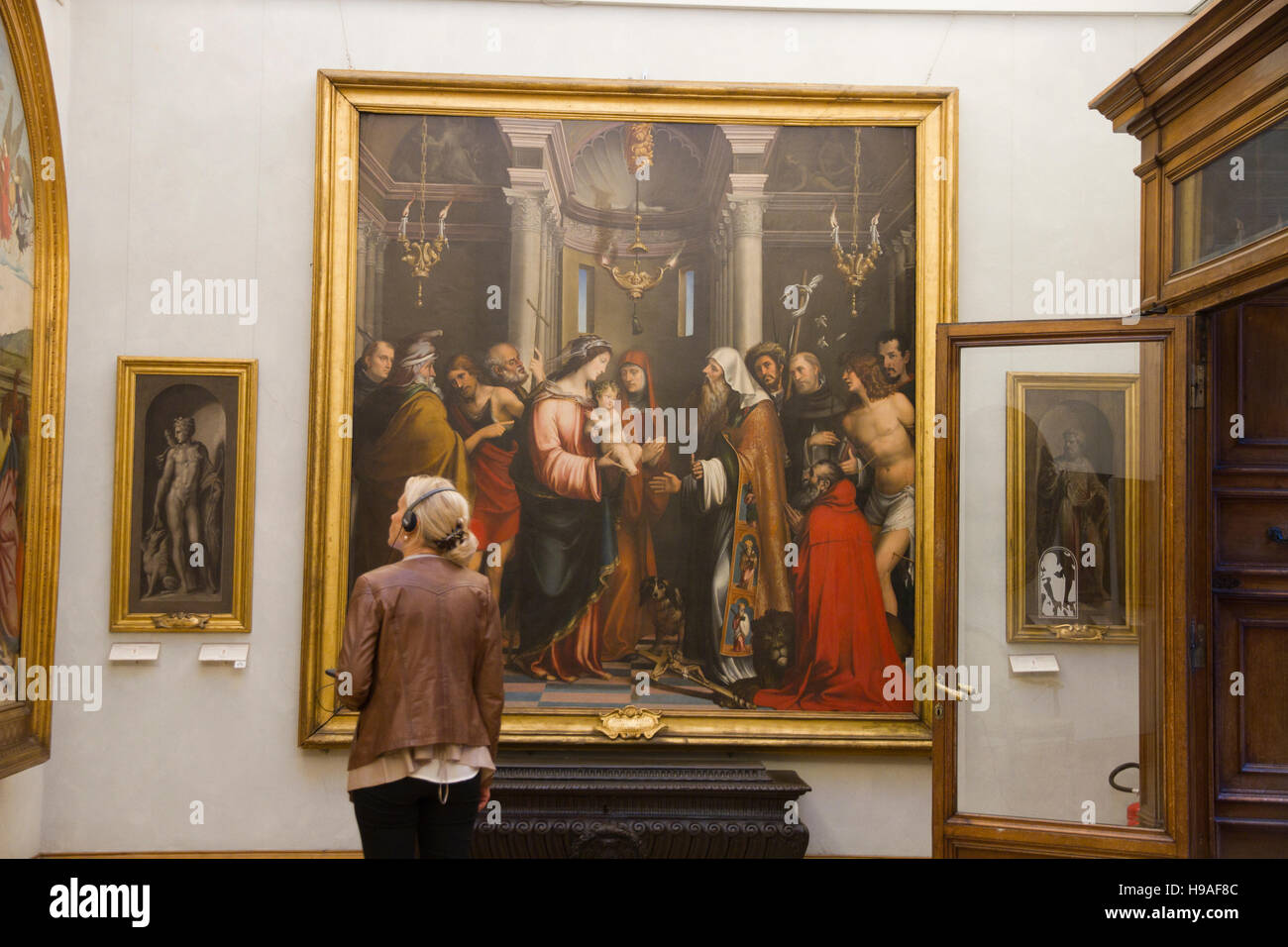 Femme à la recherche de l'art peint dans une pièce, les musées du Capitole Musei Capitolini, scène Rome, Italie, du patrimoine d'art monument touristique Banque D'Images