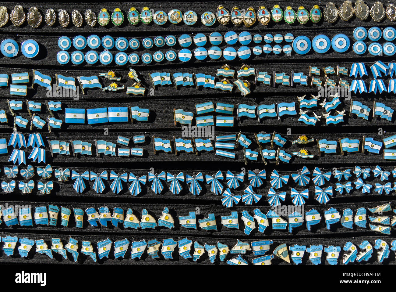 Un grand nombre de broches d'Argentine sur tableau noir à la Feria de Mataderos juste juste dimanche à Buenos Aires, Argentine. Banque D'Images
