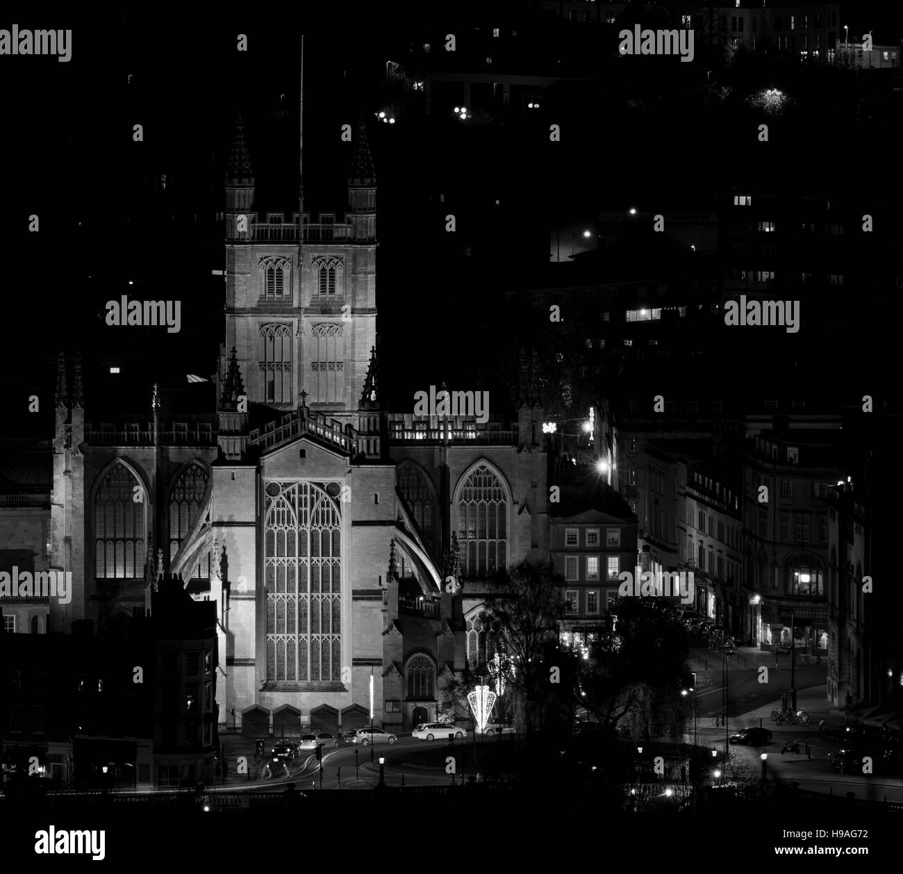 L'Abbaye de Bath la nuit de collines au-dessus de la ville de Bath. L'une des plus grandes et plus imposantes cathédrales en noir et blanc Banque D'Images