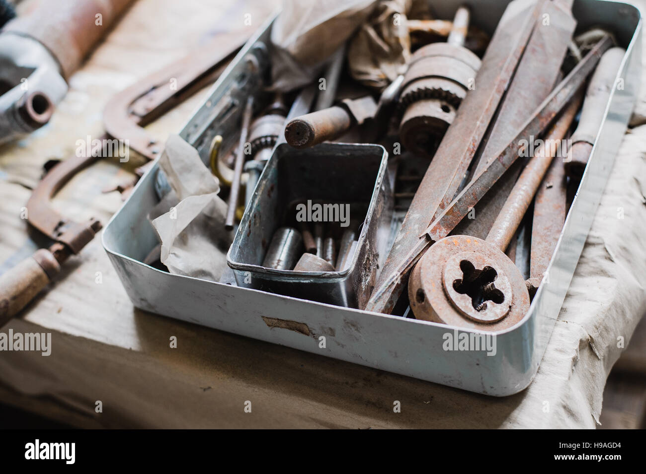 La boîte à outils de la vie toujours avec des clous râpe et vieux outils Banque D'Images