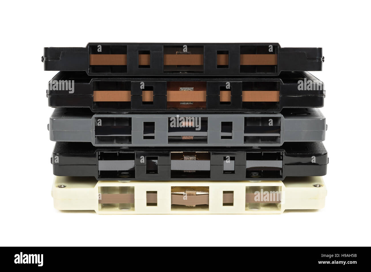 Pile de cassettes audio vintage isolé sur fond blanc avec clipping path Banque D'Images
