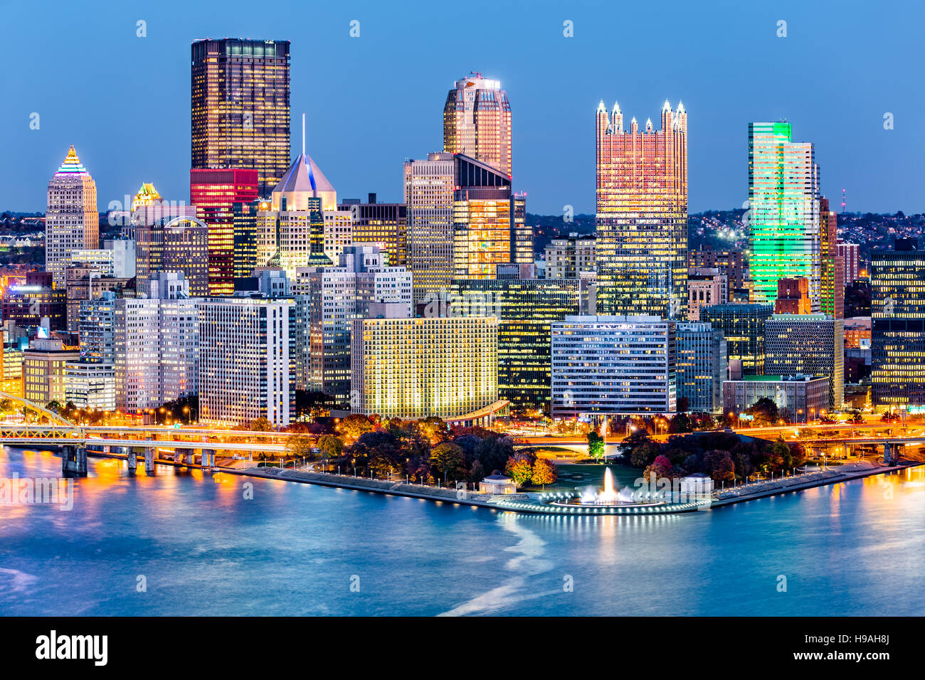 Pittsburgh, Pennsylvanie sur le centre-ville au crépuscule. Situé au confluent de la Monongahela, d'Allegheny et de l'Ohio, Pittsburgh est également connu sous un Banque D'Images