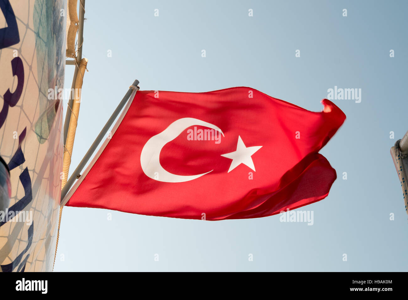 Drapeau turc avec le fond de ciel Banque D'Images