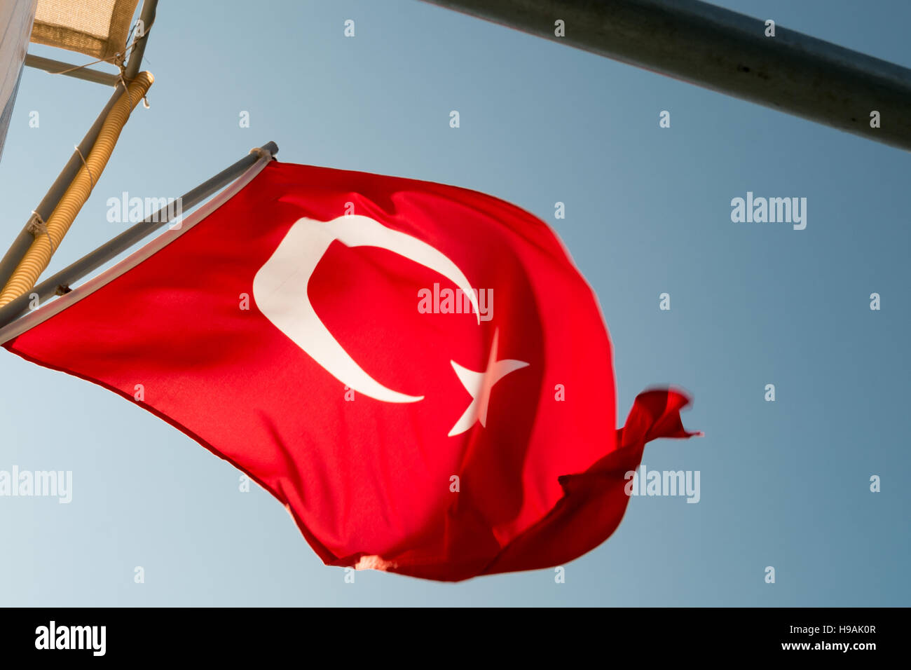 Drapeau turc avec le fond de ciel Banque D'Images