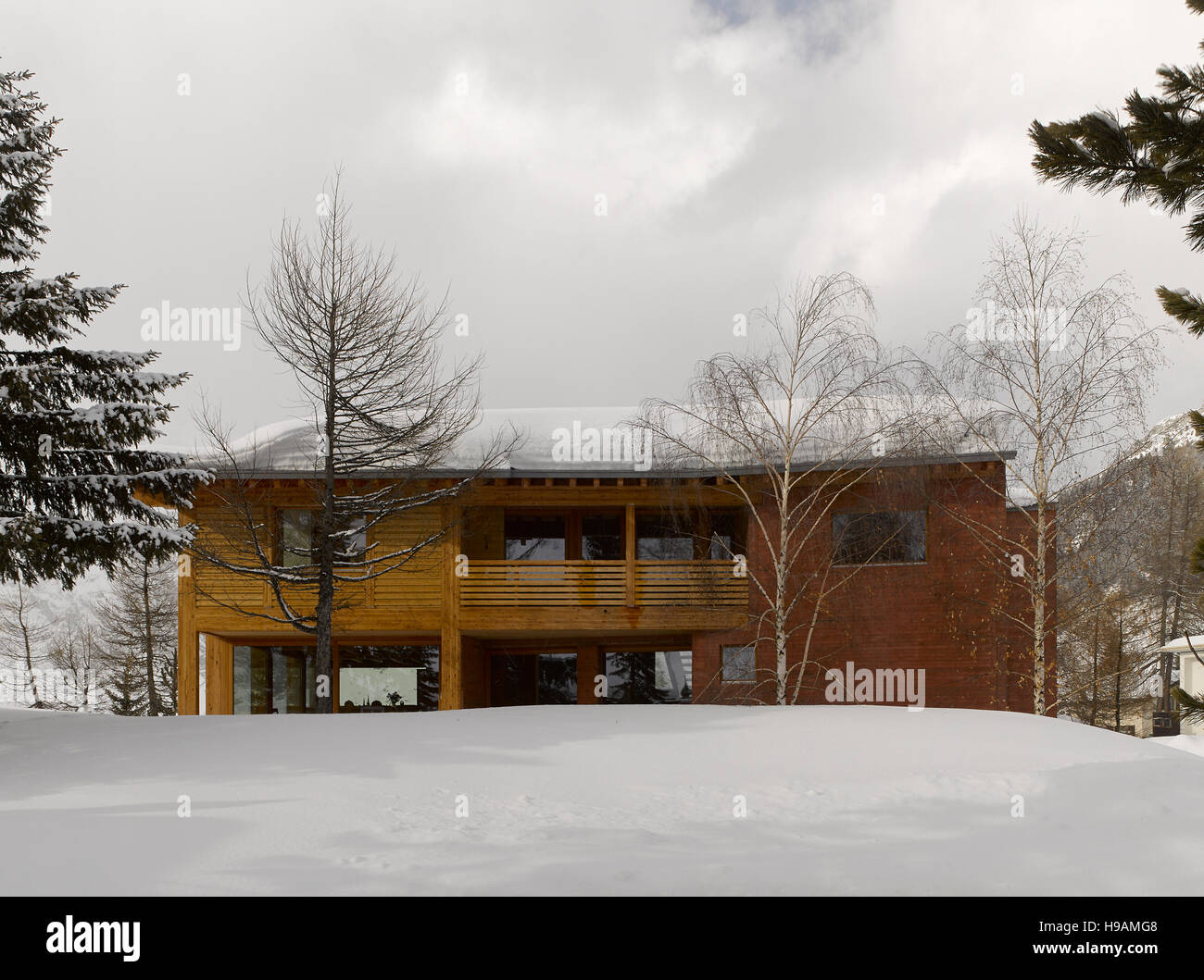 Vue extérieure. Maison Rouge - Rothaus, Andermatt, Suisse. Architecte : Jonathan Tuckey Design, 2015. Banque D'Images