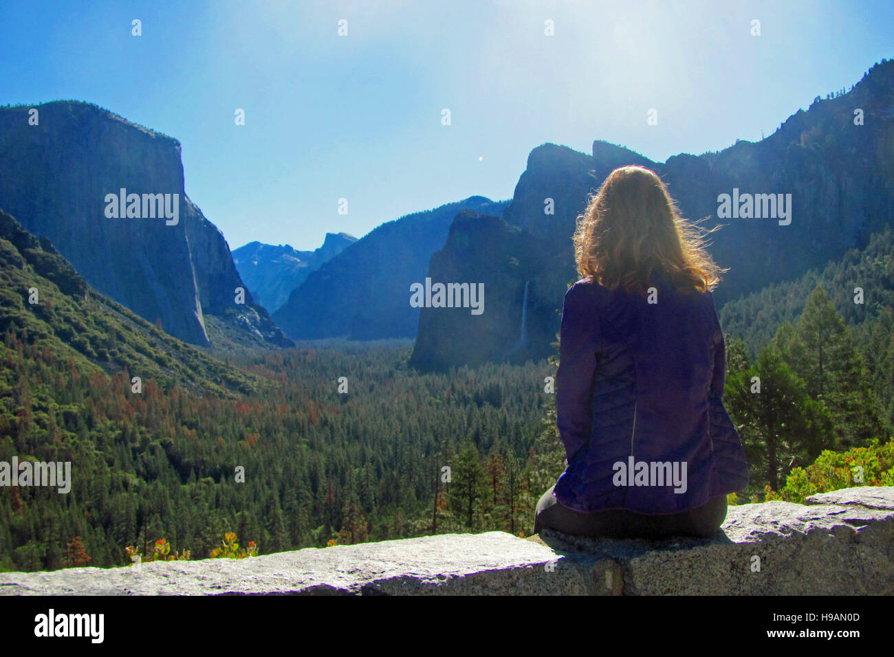 Femme regardant la vallée Yosemite de vue de tunnel dans la région de Yosemite National Park. Banque D'Images