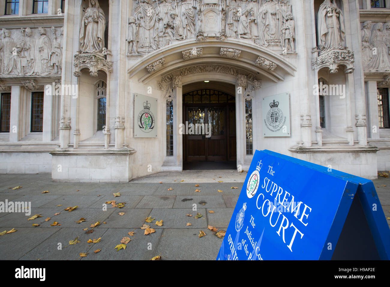 La Cour suprême, où l'appel du Gouvernement britannique Brexit se déroule dans Anti-Brexit militants, London, England, UK Banque D'Images