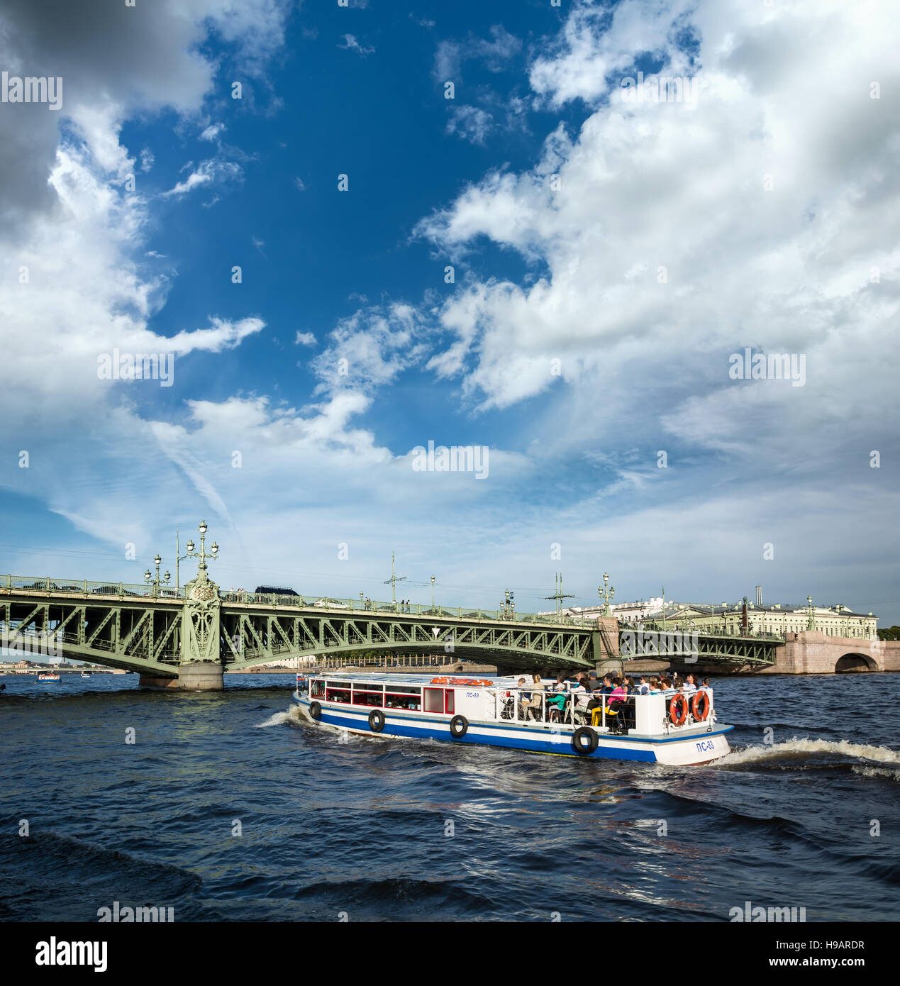 ST. PETERSBURG, Russie - le 14 juillet 2016 : Voile flotte sur l'arrière-plan du pont-levis à Saint-Pétersbourg. Banque D'Images