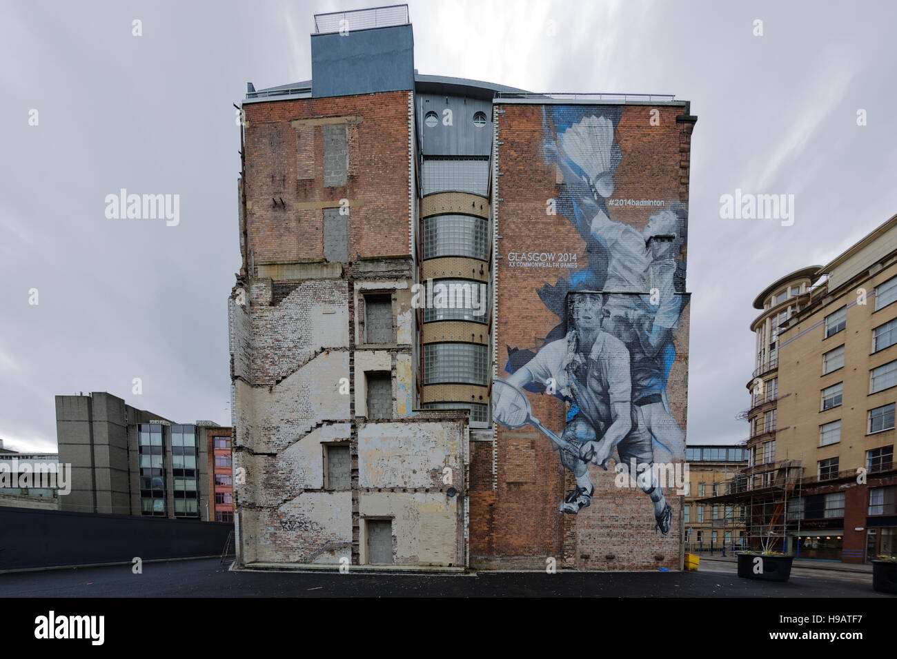 Les Jeux du Commonwealth de Glasgow murales peintes sur les côtés des bâtiments,badminton à Glasgow candleriggs Banque D'Images