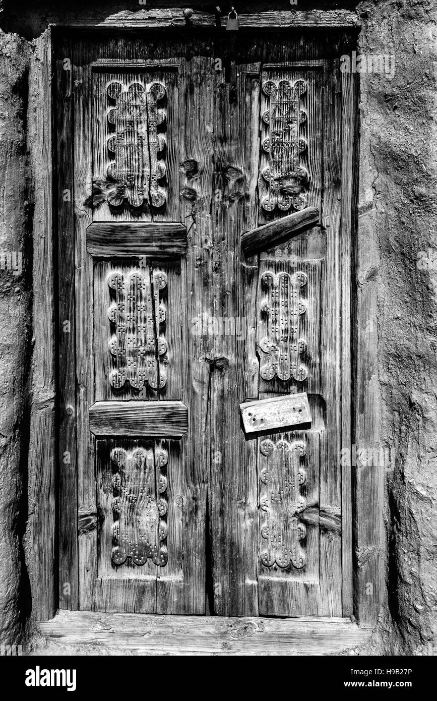 Vieilles portes en bois d'une maison de terre dans les territoires du nord du Pakistan. Banque D'Images