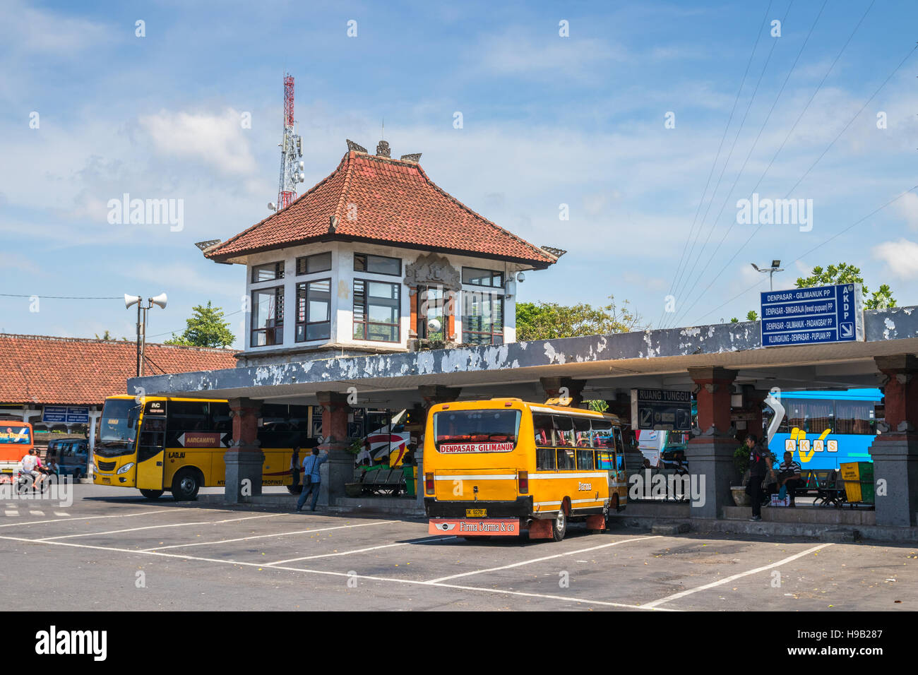 Les bus en attente de départ à l'Ubung Terminal de bus à une journée ensoleillée, Denpasar, Bali, Indonésie Banque D'Images
