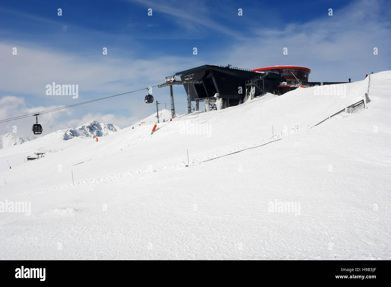 Jasna resort, LIPTOV, Slovaquie - 31 mars 2016 : ciel bleu et nouvelle station de relevage moderne Funitel sur le mont Chopok à Jasna, région de Liptov, la Slovaquie. Banque D'Images
