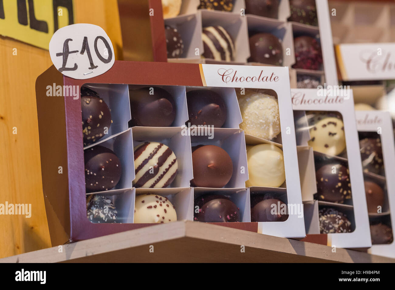 Artisanale fait main Noël bougie chocolat artisanal ensemble boîte-cadeau sur le marché de Noël avec l'affichage de blocage : Banque D'Images