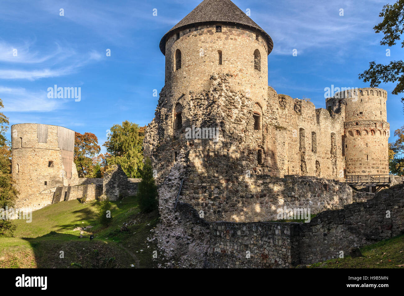 Tour de guet et mur de ruines de château dans la ville de Cesis, Lettonie Banque D'Images