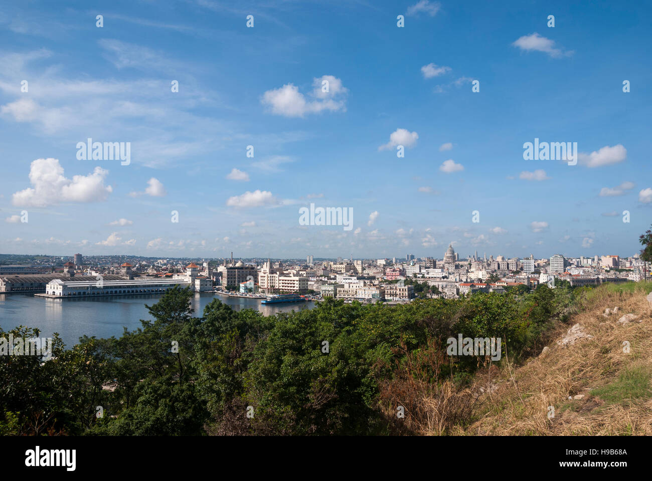 Une vue de la ville de La Havane avec le navire de croisière las vu d'une colline, dans le quartier de Casablanca. Banque D'Images