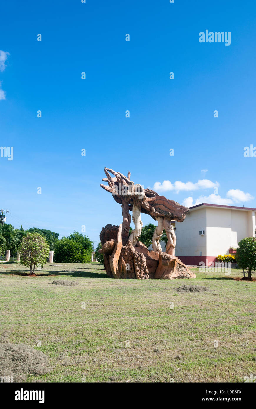 Une sculpture par Andres Gonzalez à côté du bâtiment de la Défense Civile cubaine dans la banlieue de Casablanca de La Havane Cuba Banque D'Images