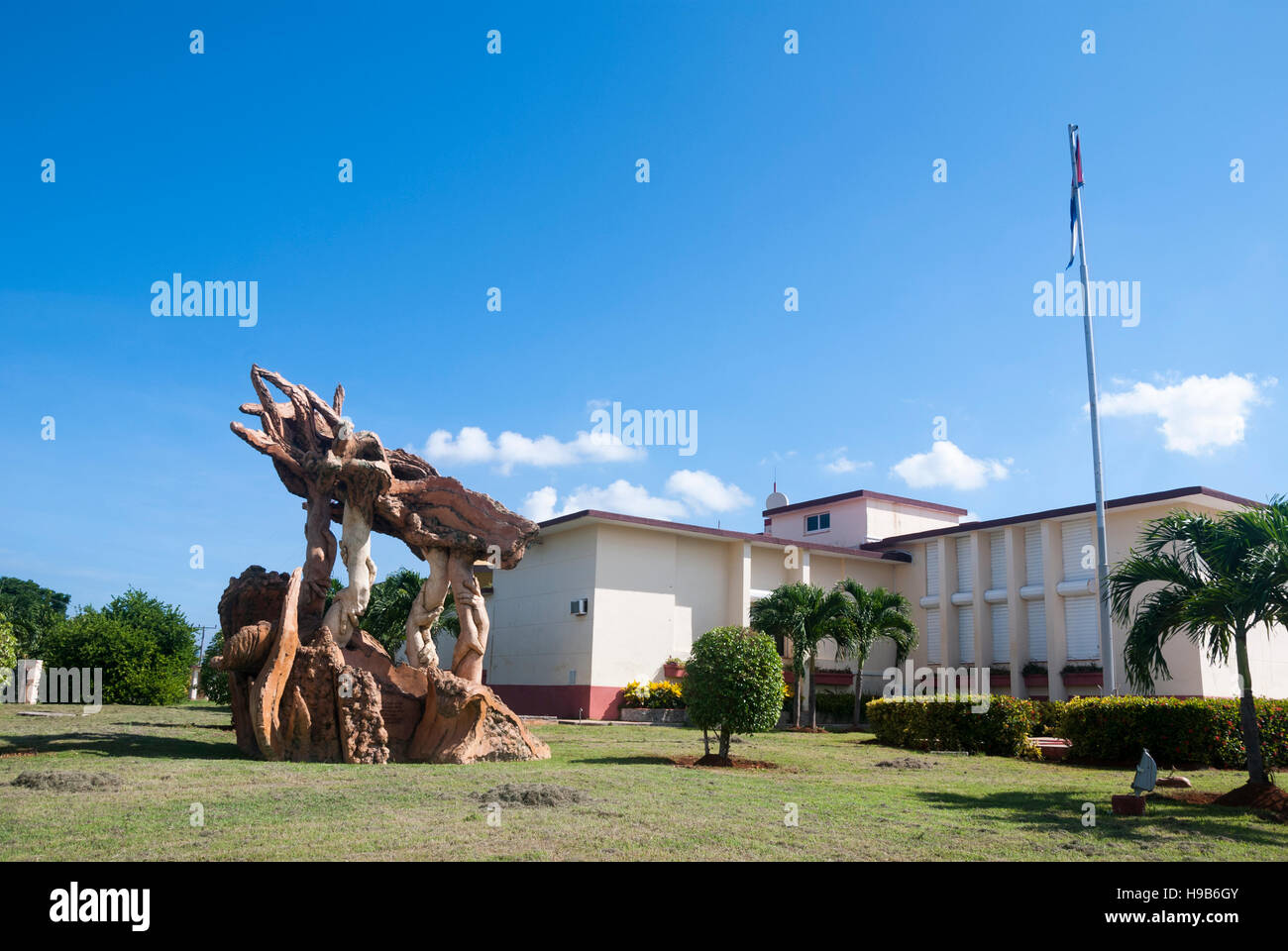 Une sculpture par Andres Gonzalez à côté du bâtiment de la Défense Civile cubaine dans la banlieue de Casablanca de La Havane Cuba Banque D'Images