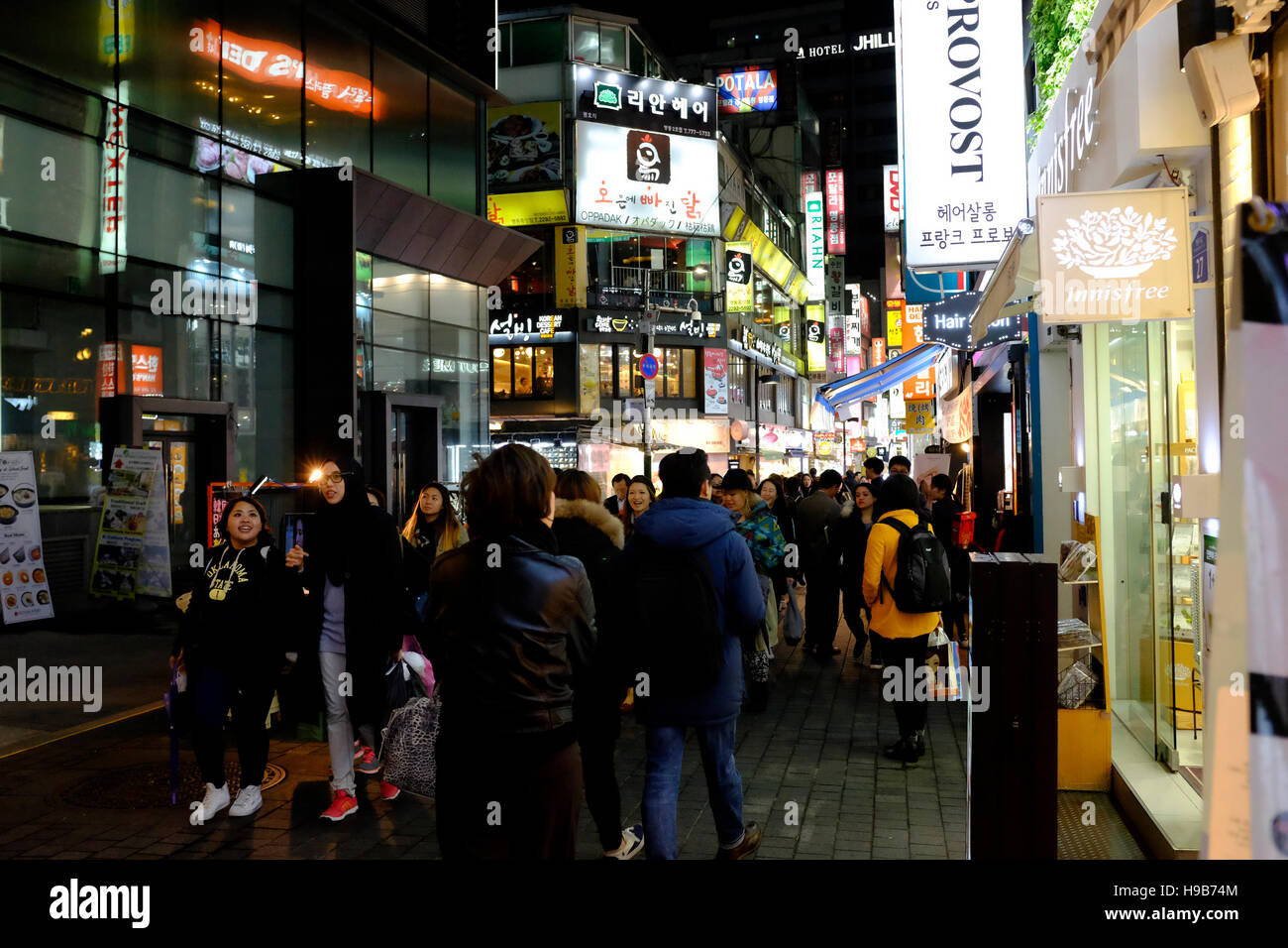 Scène de rue la nuit dans la région de Myeong-dong, Séoul, Corée du Sud ...