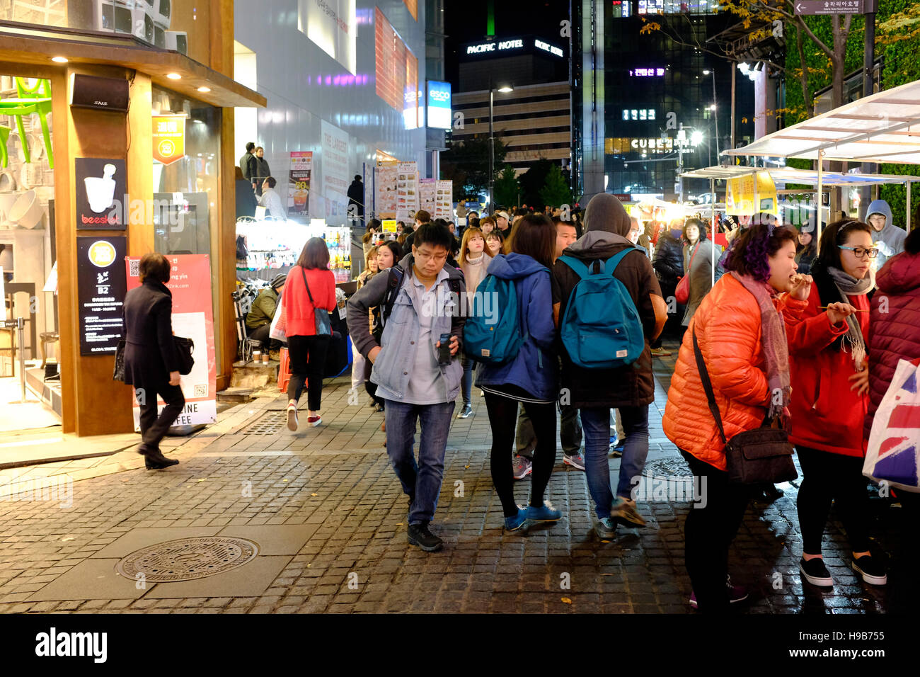 Scène de rue la nuit dans la région de Myeong-dong, Séoul, Corée du Sud ...