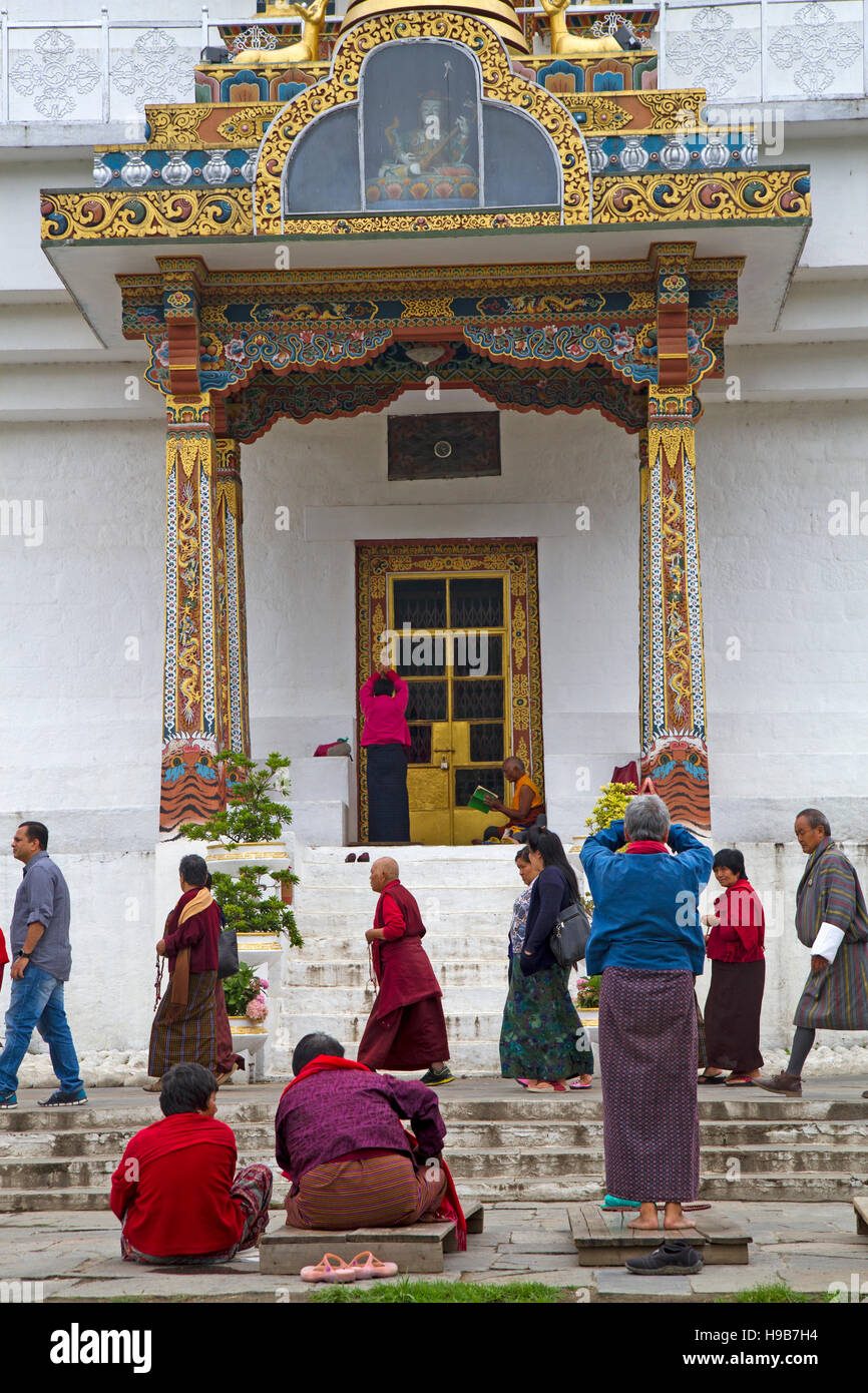 L'adoration au National Memorial Chorten à Thimphu Banque D'Images