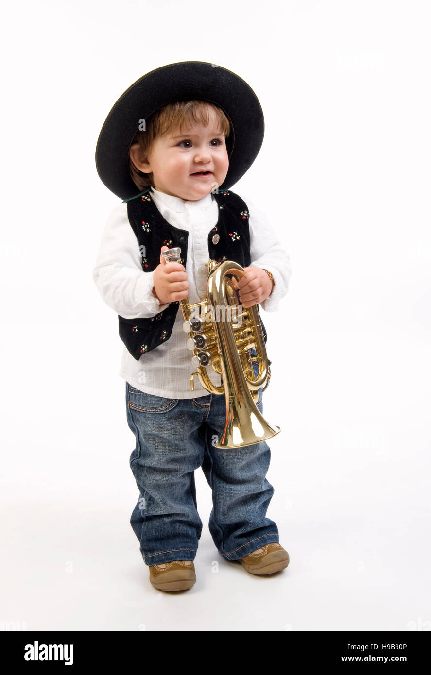 Jeune fille, 1 ans, tenant une trompette Banque D'Images