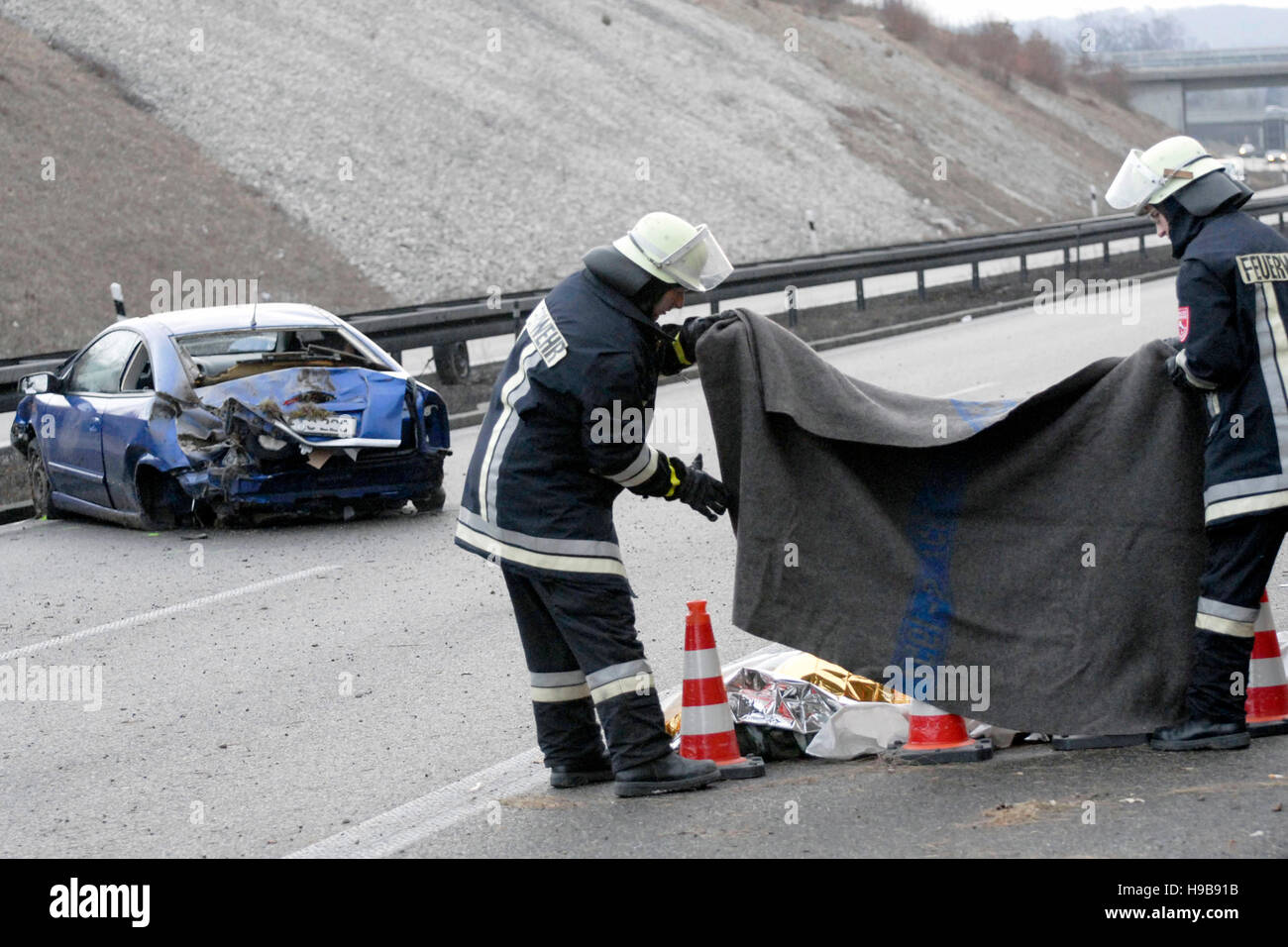 Accident mortel de la circulation sur l'autoroute, les pompiers couvrant  les morts, Greifenberg, Haute-Bavière, Bavière, Allemagne Photo Stock -  Alamy