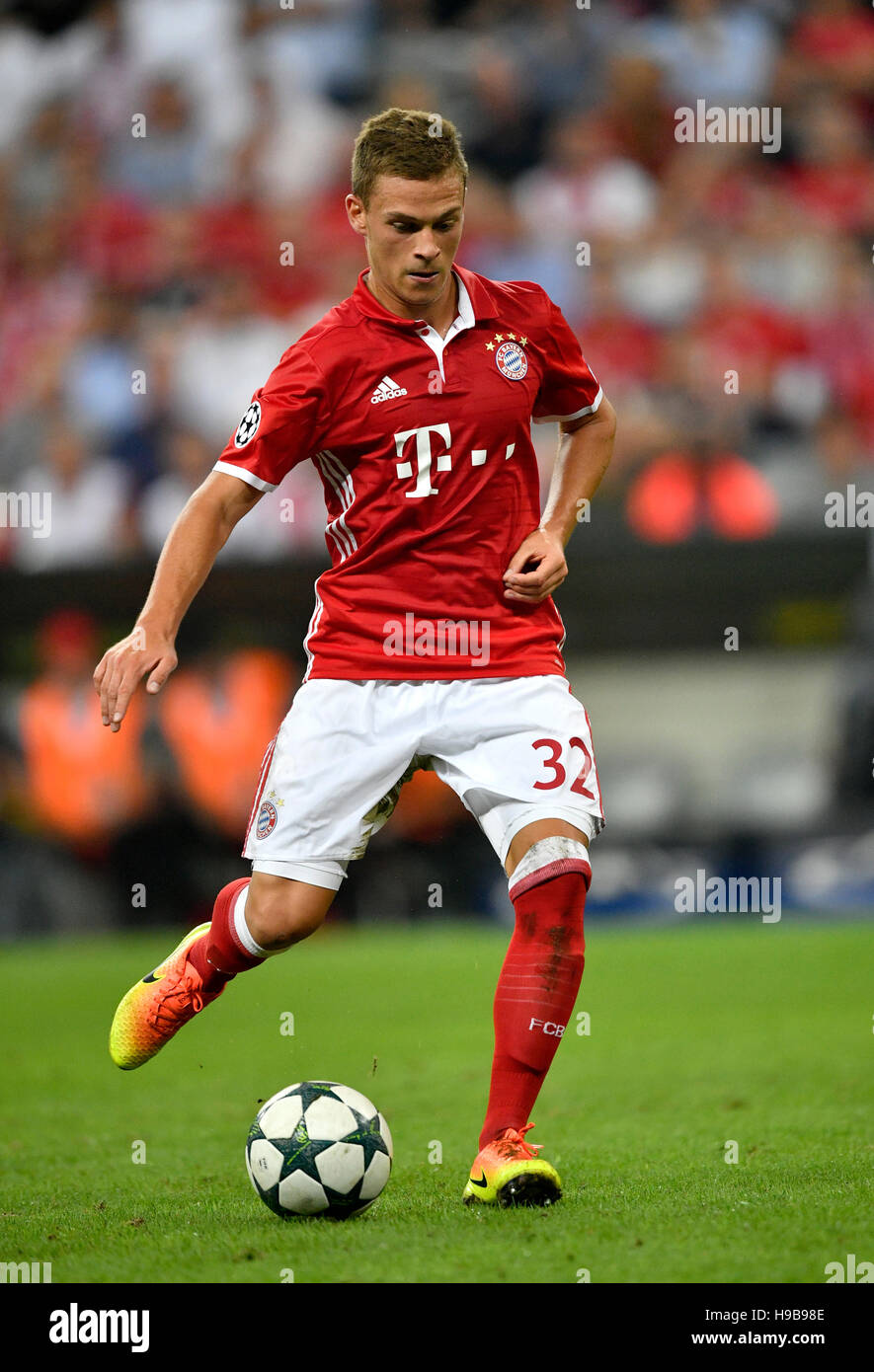 Joshua Kimmich jouant au football, soccer, Bayern Munich, l'Allianz Arena, Munich, Bavière, Allemagne Banque D'Images