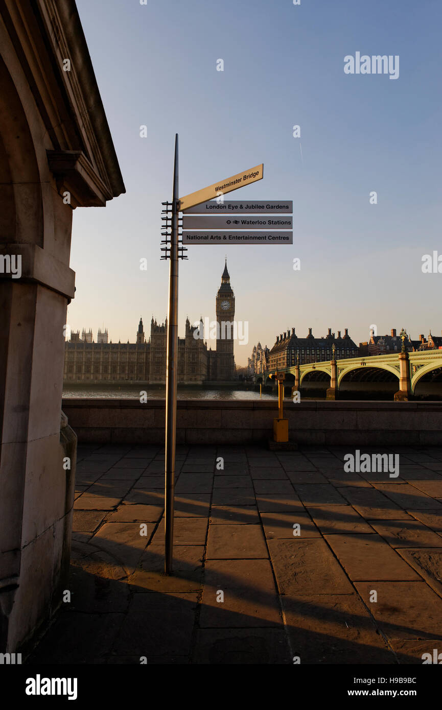 À l'échelle de la Tamise vers les chambres du Parlement à Londres, Angleterre, Grande-Bretagne, Europe Banque D'Images