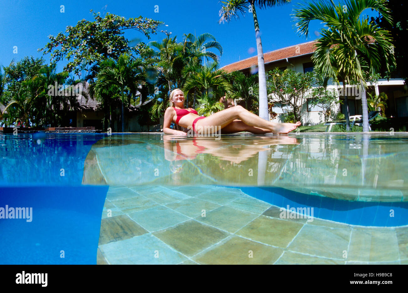 Femme à la piscine de l'hôtel, Tauchterminal, à Tulamben, Bali, Indonésie Banque D'Images