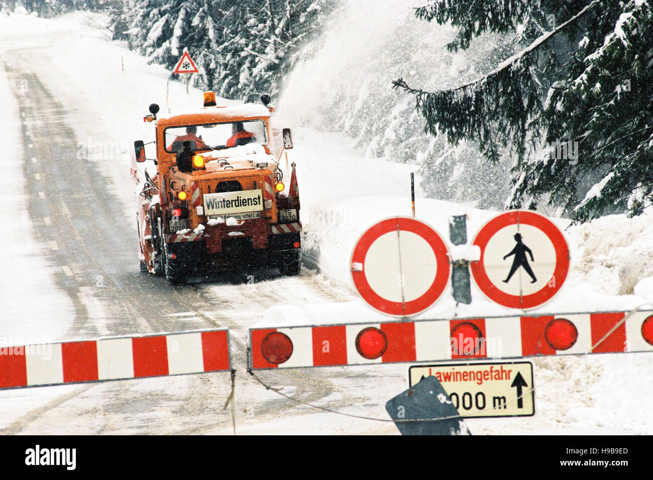Service d'hiver le déneigement, la fermeture des routes en raison de risques d'avalanche, Spitzingseestraße, Spitzing, Haute-Bavière, Bavière Banque D'Images