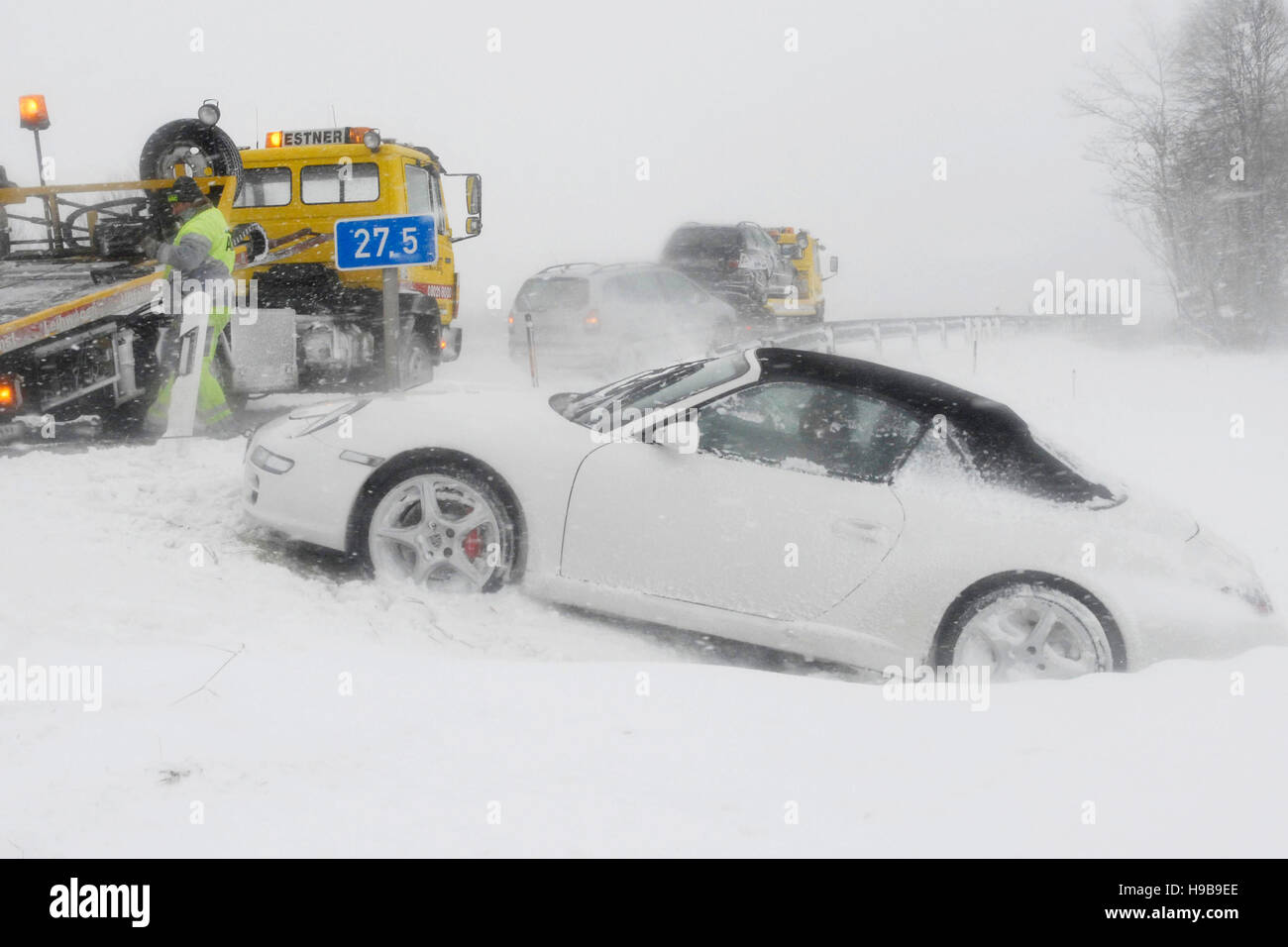 Accident sur l'autoroute, Porsche dans une tempête de neige, de neige compactée, Holzkirchen, Upper Bavaria, Bavaria, Germany Banque D'Images