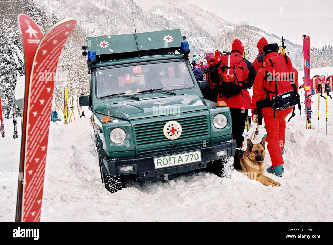 Mission de sauvetage en montagne, l'équipe de sauvetage après l'avalanche, Klausberg en Sachrang, Upper Bavaria, Bavaria, Germany Banque D'Images