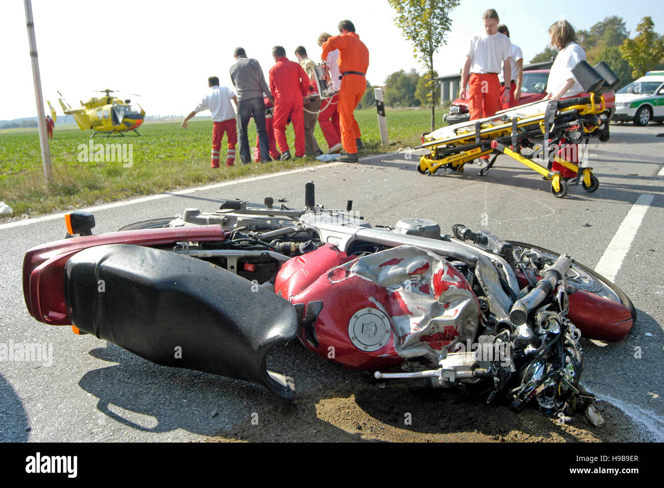 Moto détruite sur route, d'accident de la circulation, le nombre de victimes d'être prises pour les services de secours par hélicoptère, Markt souabe, Haute-Bavière Banque D'Images