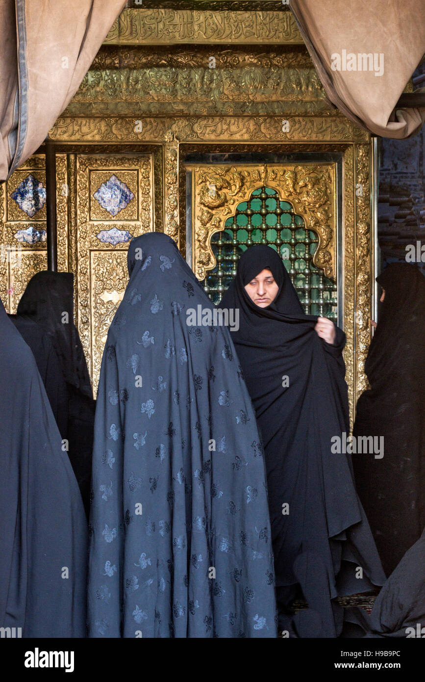Les femmes qui visitent le mausolée de douze Imams Yazd, Iran Banque D'Images