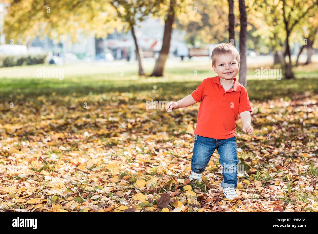 Pretty baby boy running Banque D'Images