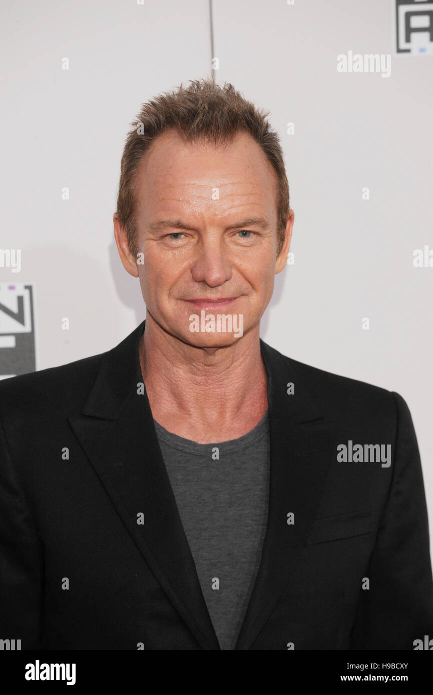 Chanteur Sting arrive à la 2016 American Music Awards au Théâtre de Microsoft le 20 novembre 2016 à Los Angeles, Californie. Banque D'Images