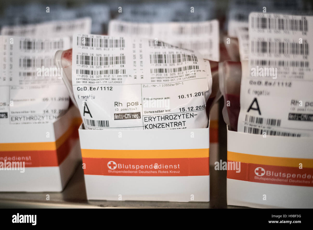Hambourg, Allemagne. 17 novembre, 2016. Le concentré de globules rouges de sacs de sang de type A, 'Blood' en réserve avec les globules rouges, sont conservés dans le réfrigérateur chambre au poste de distribution de la DRK au nord-est de don de sang à Hambourg, Allemagne, 17 novembre 2016. Photo : Christian Charisius/dpa/Alamy Live News Banque D'Images