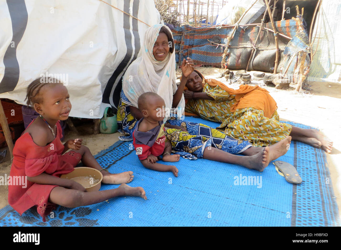 Maiduguri, Nigeria. 27 Oct, 2016. Frauen und Kinder sitzen Im Schatten der Zelte am 27.10.2016 im Flüchtlingslager für Bakassi durch die islamistische Terrorgruppe Vertriebene Boko Haram à Maiduguri dans Nord-Ost-Nigeria. (Zu dpa "Gerettet, aber nicht gewollt : Das le destin d'der Opfer-Boko-Haram" vom 21.11.2016) Sam Olukoya/dpa Foto : Sam Olukoya/apd /afp/Alamy Live News Banque D'Images