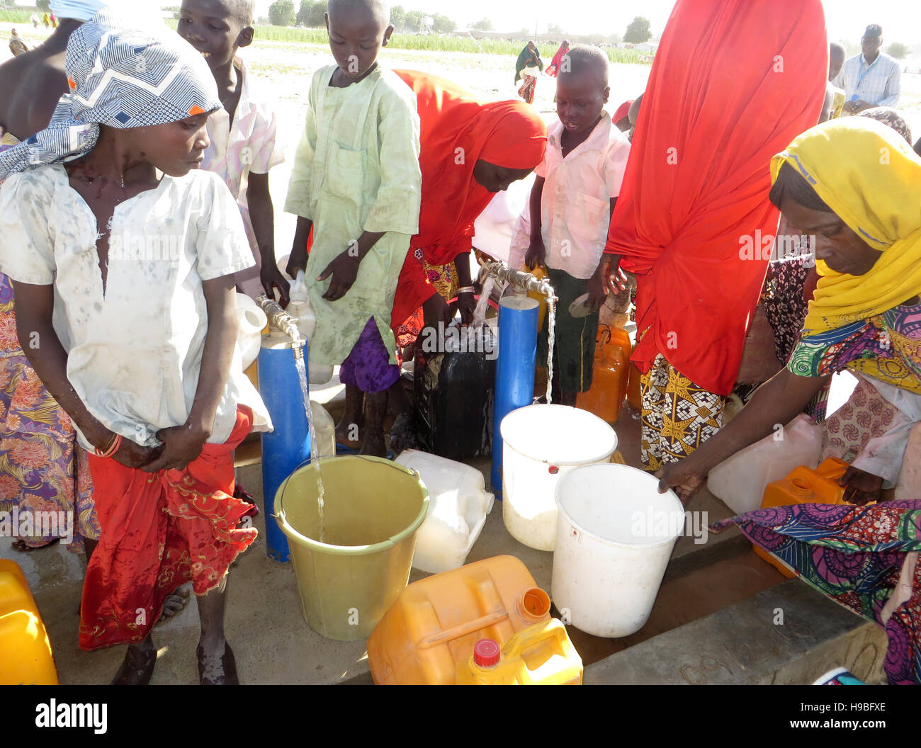 Maiduguri, Nigeria. 25 octobre, 2016. Frauen und Kinder apporter am 25.10.2016 von Wasser une Flüchtlingslager im Wasserstelle für durch die islamistische Terrorgruppe Vertriebene Boko Haram à Maiduguri, dans le Nigeria-Nord-Ost. (Zu dpa "Gerettet, aber nicht gewollt : Das le destin d'der Opfer-Boko-Haram" vom 21.11.2016) Sam Olukoya/dpa Foto : Sam Olukoya/apd /afp/Alamy Live News Banque D'Images