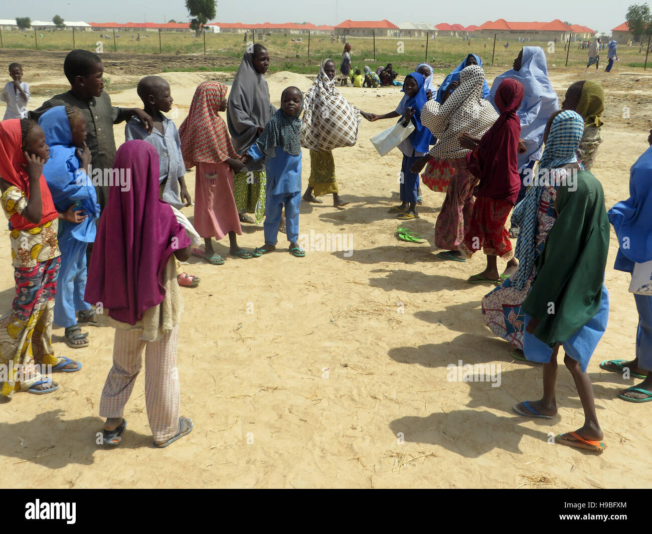 Maiduguri, Nigeria. 26Th Oct, 2016. Kinder spielen am 26.10.2016 im Flüchtlingslager für Bakassi durch die islamistische Terrorgruppe Vertriebene Boko Haram à Maiduguri dans Nord-Ost-Nigeria. (Zu dpa "Gerettet, aber nicht gewollt : Das le destin d'der Opfer-Boko-Haram" vom 21.11.2016) Sam Olukoya/dpa Foto : Sam Olukoya/apd /afp/Alamy Live News Banque D'Images