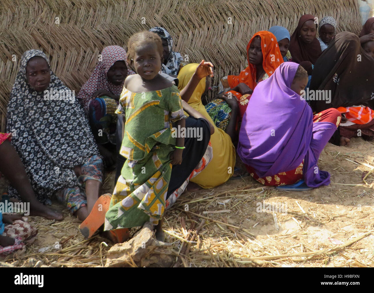 Maiduguri, Nigeria. 27 Oct, 2016. Frauen und Kinder sitzen Im Schatten der Zelte am 27.10.2016 im Flüchtlingslager für Bakassi durch die islamistische Terrorgruppe Vertriebene Boko Haram à Maiduguri dans Nord-Ost-Nigeria. (Zu dpa "Gerettet, aber nicht gewollt : Das le destin d'der Opfer-Boko-Haram" vom 21.11.2016) Sam Olukoya/dpa Foto : Sam Olukoya/dpa/Alamy Live News Banque D'Images
