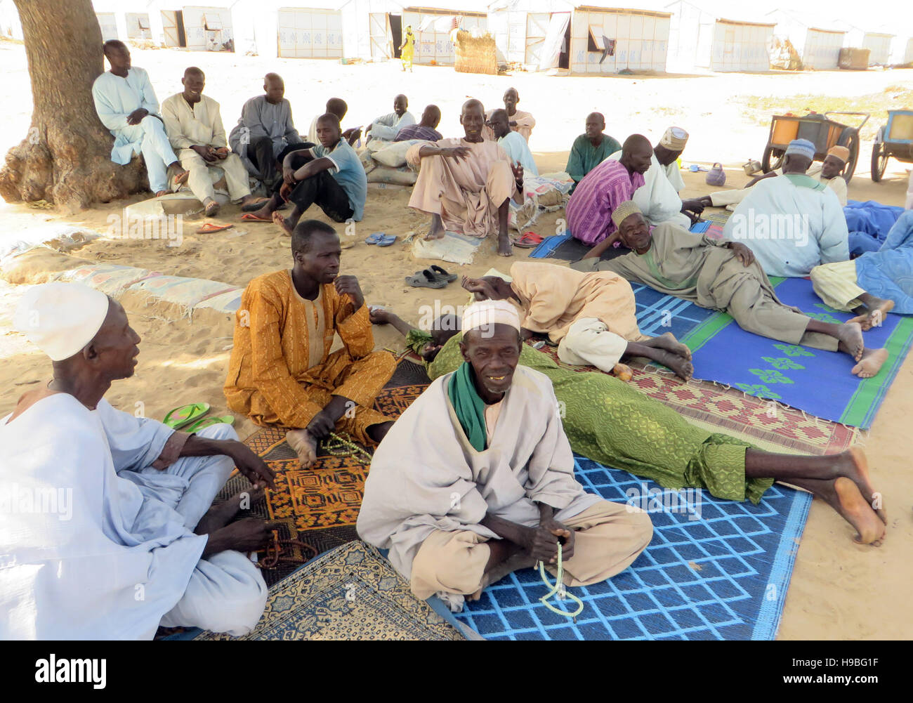 Maiduguri, Nigeria. 27 Oct, 2016. Männer sitzen Im Schatten am 27.10.2016 im Flüchtlingslager Garage Muna für durch die islamistische Terrorgruppe Vertriebene Boko Haram à Maiduguri dans Nord-Ost-Nigeria. (Zu dpa "Gerettet, aber nicht gewollt : Das le destin d'der Opfer-Boko-Haram" vom 21.11.2016) Sam Olukoya/dpa Foto : Sam Olukoya/apd /afp/Alamy Live News Banque D'Images