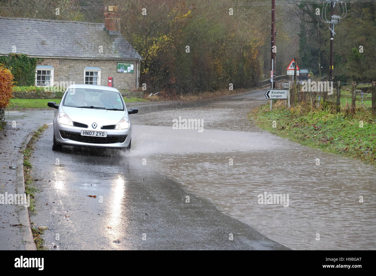 Combe, Herefordshire, Angleterre. 21 novembre, 2016. Une voiture est forcé à conduire du mauvais côté de la route en raison d'inondations au hameau de Combe entre Shobdon et Presteigne ( Wales ) juste à la frontière de l'Angleterre et du Pays de Galles après une nuit et matin de fortes pluies persistantes. Banque D'Images