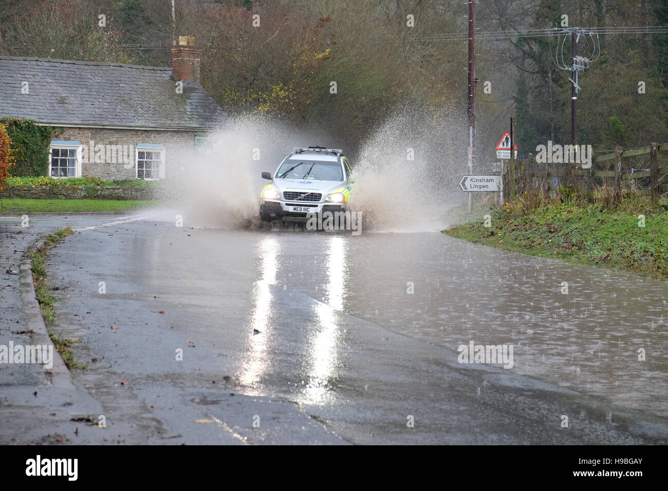Combe, Herefordshire, Angleterre. 21 novembre, 2016. Inondations à la hameau de Combe entre Shobdon et Presteigne ( Wales ) juste à la frontière de l'Angleterre et du Pays de Galles après une nuit et matin de fortes pluies persistantes. Photo montre un premier intervenant ambulance véhicule. Banque D'Images