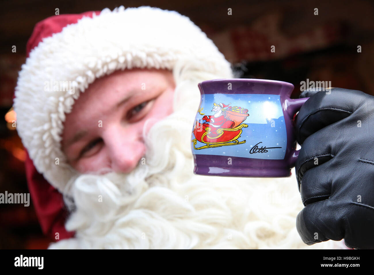 Hambourg, Allemagne. 21 Nov, 2016. Punch tasses conçu par le comédien Otto Waalkes sont présentés par un Père Noël à l'ouverture de l'historique Marché de Noël à l'extérieur de l'hôtel de ville de Hambourg (Allemagne), 21 novembre 2016. Historique Le Marché de Noël à l'Hôtel de Ville est ouvert du 21 novembre au 23 décembre 2016. Photo : BODO MARKS/dpa/Alamy Live News Banque D'Images