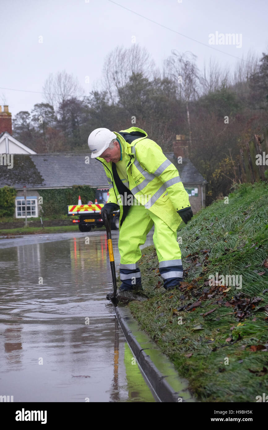 Combe, Herefordshire, Angleterre. 21 novembre, 2016. Un travailleur d'Herefordshire County Council tente de dégager les drains sous l'inondation au niveau du hameau de Combe entre Shobdon et Presteigne ( Wales ) juste à la frontière de l'Angleterre et du Pays de Galles après une nuit et matin de fortes pluies persistantes. Banque D'Images