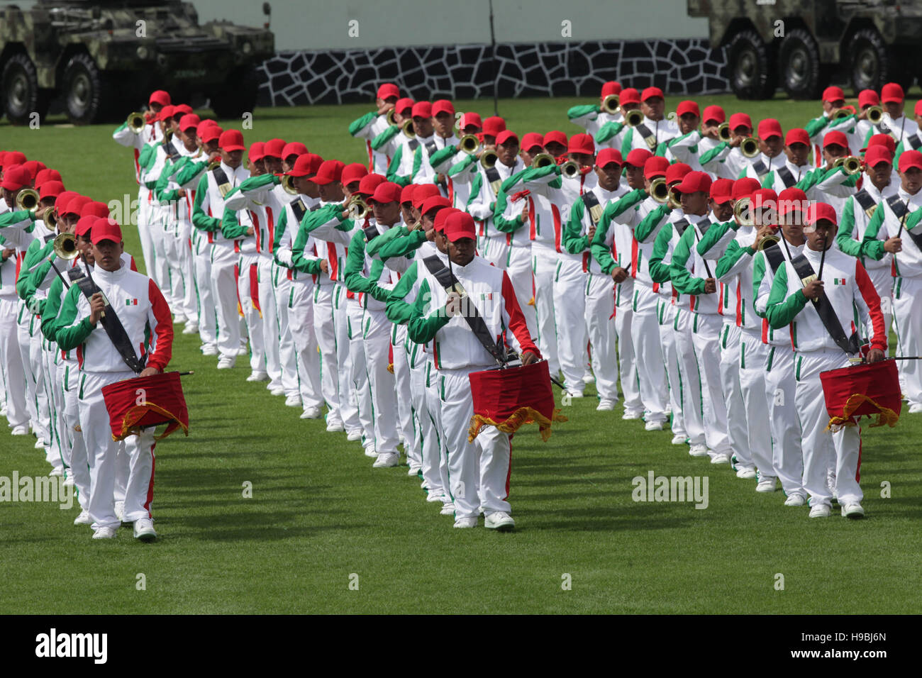 La ville de Mexico, Mexique. 21 Nov, 2016. Musiciens mexicains effectuer lors des célébrations marquant le 106e anniversaire de la révolution mexicaine à Campo Marte novembre 20,2016 à Mexico, au Mexique. Le président Enrique Pena Nieto a présenté les promotions et récompenses aux membres des Forces canadiennes dans le cadre de l'événement. Credit : Planetpix/Alamy Live News Banque D'Images