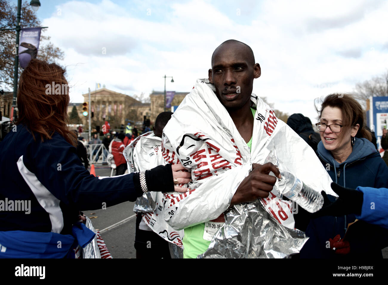 Philadelphie, Pennsylvanie, USA. 20 Nov, 2016. Kimutai Cheruiyot de Kenia brise le record de piste avec 2:15:53 alors qu'il remporte le marathon de Philadelphie de 2016, le 20 novembre 2016, sur la Benjamin Franklin Parkway, dans le centre ville, Philadelphie, PA. Avec la ville de Philadelphie en tenant plus de l'organisation, ainsi que les lieux de départ et d'arrivée sont légèrement différents des années précédentes. Les gagnants pour 2016 sont, dans l'intention de la race, Kimutai Cheruiyot en 2:15:53, et Taylor quartier dans la course des femmes dans 2:36:25 Credit : Bastiaan Slabbers/Alamy Live News Banque D'Images