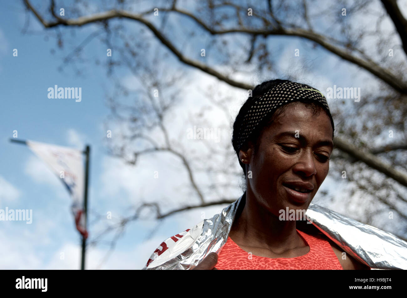 Philadelphie, Pennsylvanie, USA. 20 Nov, 2016. Serkalem Abhra termine deuxième comme Taylor Ward de USA remporte le marathon de Philadelphie de 2016, le 20 novembre 2016, sur la Benjamin Franklin Parkway, dans le centre ville, Philadelphie, PA. Avec la ville de Philadelphie en tenant plus de l'organisation, ainsi que les lieux de départ et d'arrivée sont légèrement différents des années précédentes. Les gagnants pour 2016 sont, dans l'intention de la race, Kimutai Cheruiyot en 2:15:53, et Taylor quartier dans la course des femmes dans 2:36:25 Credit : Bastiaan Slabbers/Alamy Live News Banque D'Images